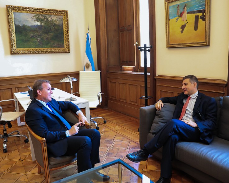 noticiaspuertosantacruz.com.ar - Imagen extraida de: https://www.minutoya.com/nota/171477-serenellini-mantuvo-un-encuentro-con-autoridades-de-la-embajada-de-italia-en-argentina/